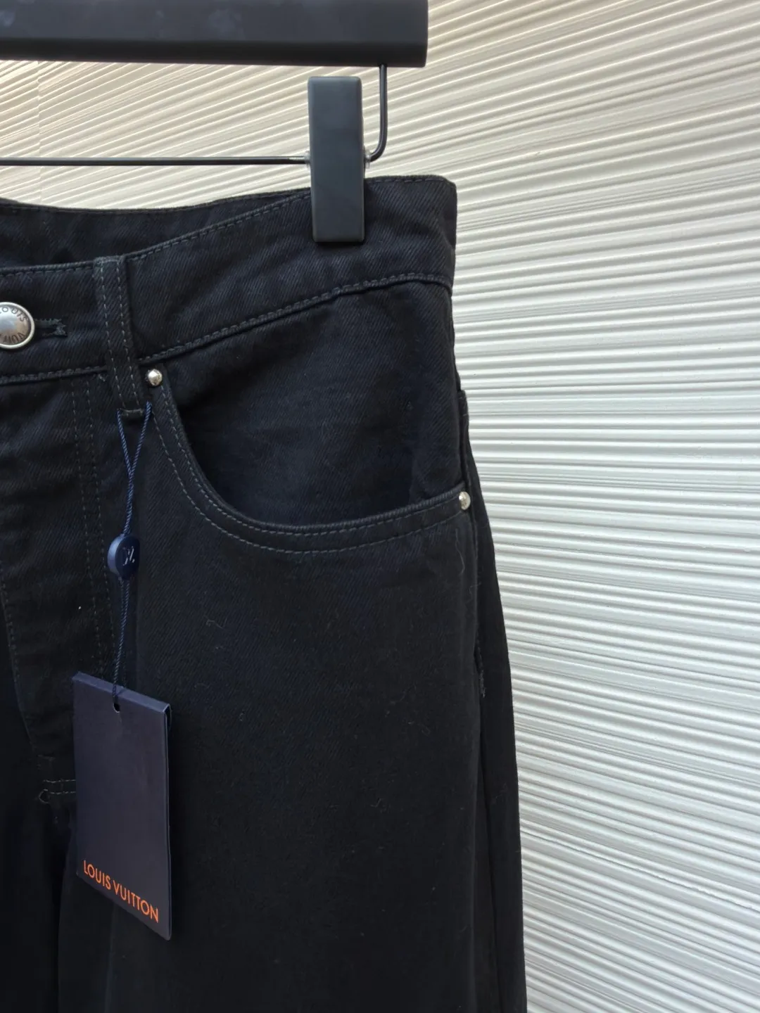 LOUIS VUITTON washed ripped jeans ●Authentic product: Purchased and developed by 18181 ●Item number: 1682310-B55 ●Material: pure cotton premium denim ●Technology: laser burning ●Version: fitted version ●Weight: about 960 grams ●Size: 30-32-34-36 ●Description: This destroyed detail is really cool. This washed denim truck elevates a classic silhouette with contrasting Monogram detailing front and rear, crafted with an edgy tear effect. This mid-season item is effortlessly layered and can be matched with other accessories to present a trendy style. The overall routing is straight and delicate, the fabric is comfortable and soft, and the color is consistent without any color difference. It can be matched with the same style to create a fashionable look, and can be used in various occasions. Customized accessories, complete with three standards, the same style for men and women!